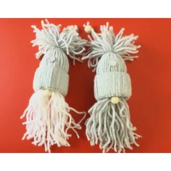 Weihnachtswichtel Gnome 2er Set in hellgrau und hellgrau-weiß handgemacht von Hobbyhaus