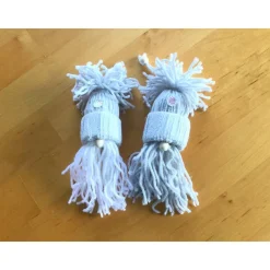 Weihnachtswichtel Gnome 2er Set in hellgrau und hellgrau-weiß handgemacht von Hobbyhaus