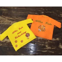 Weinkleid bzw. Weinshirt Geschenkverpackung einer Wein- oder Sektflasche mit personalisierbarer Stickerei