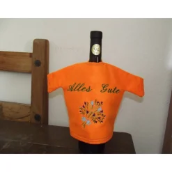 Weinkleid bzw. Weinshirt Geschenkverpackung einer Wein- oder Sektflasche mit personalisierbarer Stickerei