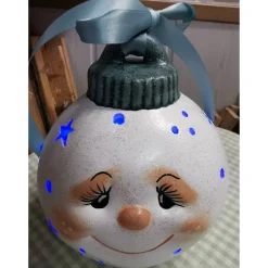 Weisse Weihnachtskugel zum Beleuchten