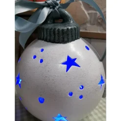 Weisse Weihnachtskugel zum Beleuchten