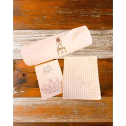 Wellness-Set für Sauna oder Infrarotkabine Rolle für entspannte Momente plus Waschlappen bestickt und eine Grußkarte