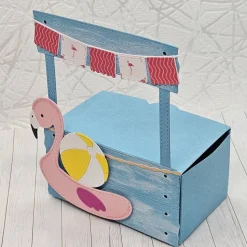 Wichtel auf Urlaubsabenteuer – handgefertigte Geschenkbox mit Strohhut, Eis & Flamingo