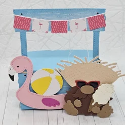 Wichtel auf Urlaubsabenteuer – handgefertigte Geschenkbox mit Strohhut, Eis & Flamingo
