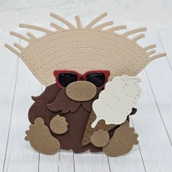 Wichtel auf Urlaubsabenteuer – handgefertigte Geschenkbox mit Strohhut, Eis & Flamingo