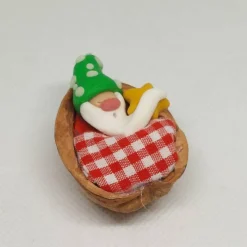 Wichtel im Walnussbettchen – Weihnachtsdeko aus Polymer Clay grün