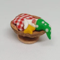 Wichtel im Walnussbettchen – Weihnachtsdeko aus Polymer Clay grün