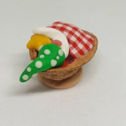 Wichtel im Walnussbettchen – Weihnachtsdeko aus Polymer Clay grün