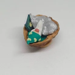 Wichtel im Walnussbettchen– Weihnachtsdeko aus Polymer Clay türkis, nachtleuchtend mit Peter Pan Buch