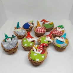 Wichtel im Walnussbettchen – Weihnachtsdeko aus Polymer Clay
