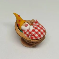 Wichtel im Walnussbettchen – Weihnachtsdeko aus Polymer Clay goldige Zipfelmütze mit Lebkuchenmänn
