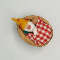Wichtel im Walnussbettchen – Weihnachtsdeko aus Polymer Clay goldige Zipfelmütze mit Lebkuchenmänn