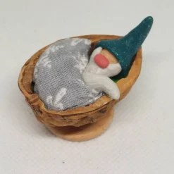 Wichtel im Walnussbettchen– Weihnachtsdeko aus Polymer Clay Petrol mit glitzernden Bart
