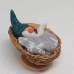 Wichtel im Walnussbettchen– Weihnachtsdeko aus Polymer Clay Petrol mit glitzernden Bart