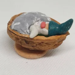 Wichtel im Walnussbettchen– Weihnachtsdeko aus Polymer Clay Petrol mit glitzernden Bart