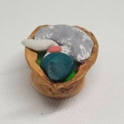 Wichtel im Walnussbettchen– Weihnachtsdeko aus Polymer Clay Petrol mit glitzernden Bart