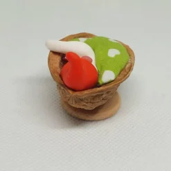 Wichtel im Walnussbettchen – Weihnachtsdeko aus Polymer Clay rot Zipfelmütze