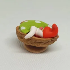 Wichtel im Walnussbettchen – Weihnachtsdeko aus Polymer Clay rot Zipfelmütze