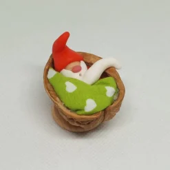 Wichtel im Walnussbettchen – Weihnachtsdeko aus Polymer Clay rot Zipfelmütze