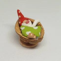 Wichtel im Walnussbettchen– Weihnachtsdeko aus Polymer Clay rote Zipfelmütze mit Lebkuchenmännchen