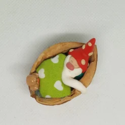 Wichtel im Walnussbettchen– Weihnachtsdeko aus Polymer Clay rote Zipfelmütze mit Lebkuchenmännchen