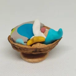 Wichtel im Walnussbettchen – Weihnachtsdeko aus Polymer Clay in türkis