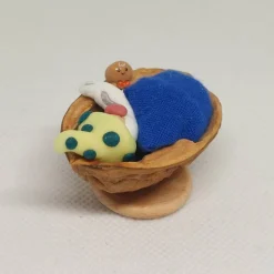 Wichtel im Walnussbettchen – Weihnachtsdeko aus Polymer Clay nachtleuchtend mit Lebkuchenmännchen