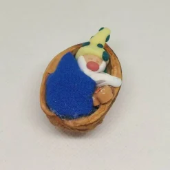 Wichtel im Walnussbettchen – Weihnachtsdeko aus Polymer Clay nachtleuchtend mit Lebkuchenmännchen