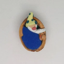 Wichtel im Walnussbettchen – Weihnachtsdeko aus Polymer Clay nachtleuchtend mit Lebkuchenmännchen