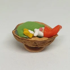 Wichtel in Walnusbettchen – Christbaumschmuck aus Polymer Clay