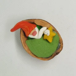Wichtel in Walnusbettchen – Christbaumschmuck aus Polymer Clay