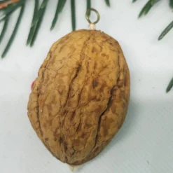 Wichtel in Walnussschale – Christbaumschmuck aus Polymer Clay