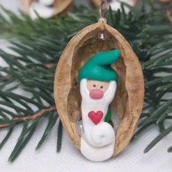 Wichtel in Walnussschale – einzigartiger Christbaumschmuck aus Polymer Clay