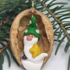Wichtel in Walnussschale – Christbaumschmuck aus Polymer Clay