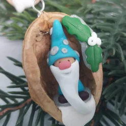 Wichtel in Walnussschale – Christbaumschmuck aus Polymer Clay