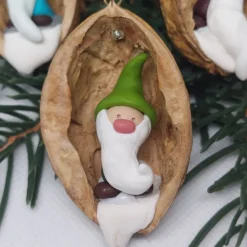 Wichtel in Walnussschale – Christbaumschmuck aus Polymer Clay