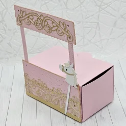 Wichtelbox „Prinzessin“ – Handgefertigte Geschenkbox mit abnehmbarem Wichtel-Anhänger, verziert mit goldenen Ornamenten
