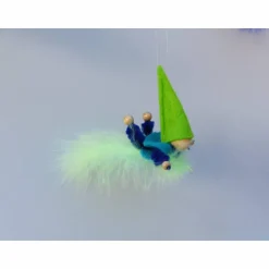 Wichtel-Zwerg auf Feder, Geschenk Geburt, Taufe, Frühlings-Deko