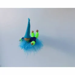 Wichtel-Zwerg auf Feder, Geschenk Geburt, Taufe, Frühlings-Deko