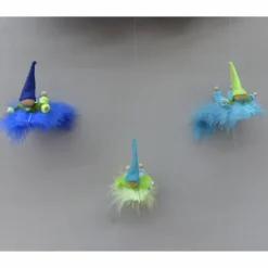 Wichtel-Zwerg auf Feder, Geschenk Geburt, Taufe, Frühlings-Deko