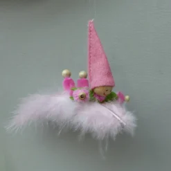 Wichtel-Zwerg auf Feder, Geschenk Geburt, Taufe, Frühlings-Deko