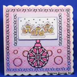 Winterkarte mit Mandala Kugel & verschneitem Dorf – Handgemachte Weihnachtskarte in Rosa