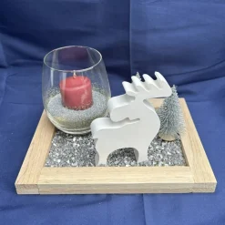 Winterliches Deko-Tablett mit Rentier, Kerzenglas & Silberakzenten – stilvolle Weihnachts- und Winterdeko