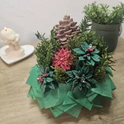 Winterwald Kerzenblumenstrauß Rapswachs | Tannenzapfen & Weihnachtsstern-Deko | Rot-Grünes Adventsgesteck | Veganes Unik