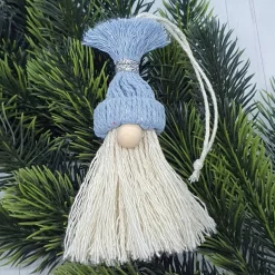Winterwichtel blau – Makramee Dekoanhänger & Baumschmuck handgemacht
