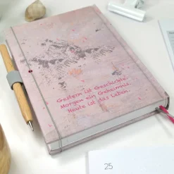 Wochenkalender & Terminplaner 2026 A5 Hardcover Wochenübersicht personalisiert grau pink Kleckse Flecken