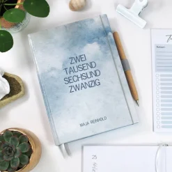Wochenkalender & Terminplaner 2026 A5 Hardcover Wochenübersicht personalisiert Wolken | viele Extras