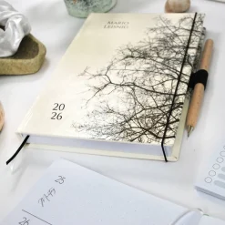 Wochenkalender & Terminplaner A5 mit vielen Extras personalisiert mit Ästen & Zweigen schwarzweiss Hardcover Planer 2026