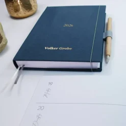 Wochenkalender & Terminplaner 2026 | A5 Hardcover Leinen | viele Extras | personalisiert veredelt Golddruck